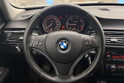 valkoinen BMW 320 2009 kuva 11.