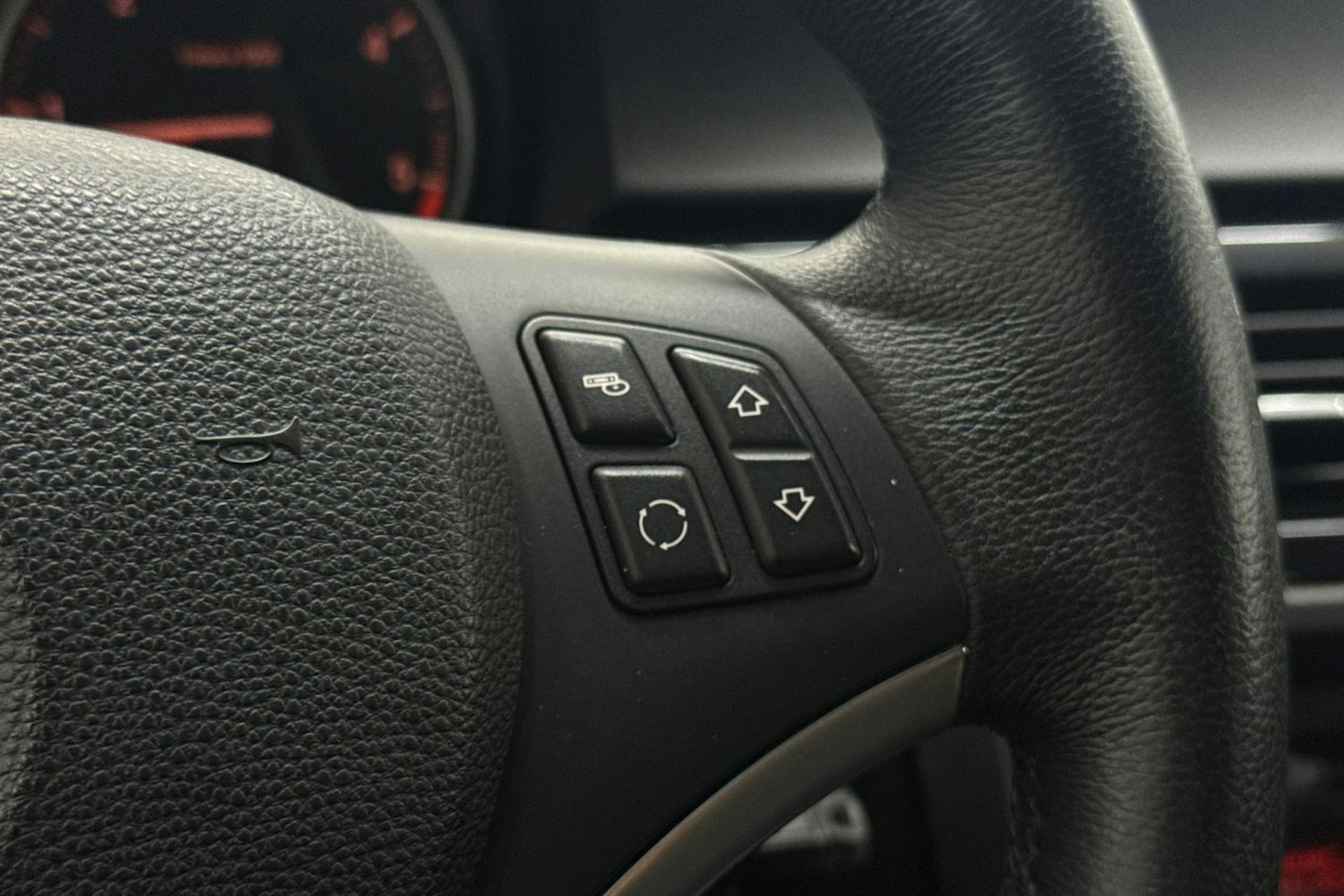 valkoinen BMW 320 2009 kuva 12.