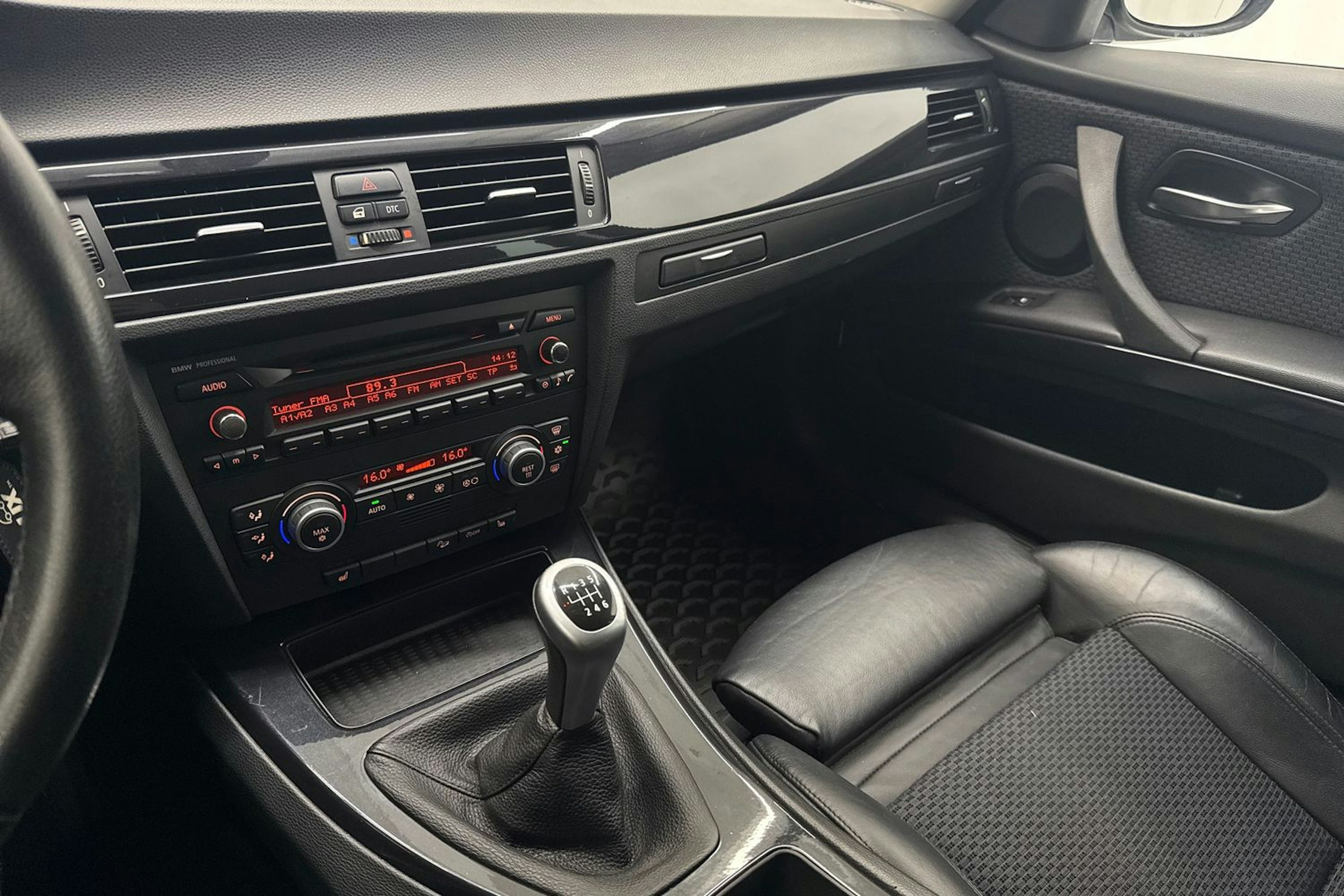 valkoinen BMW 320 2009 kuva 19.