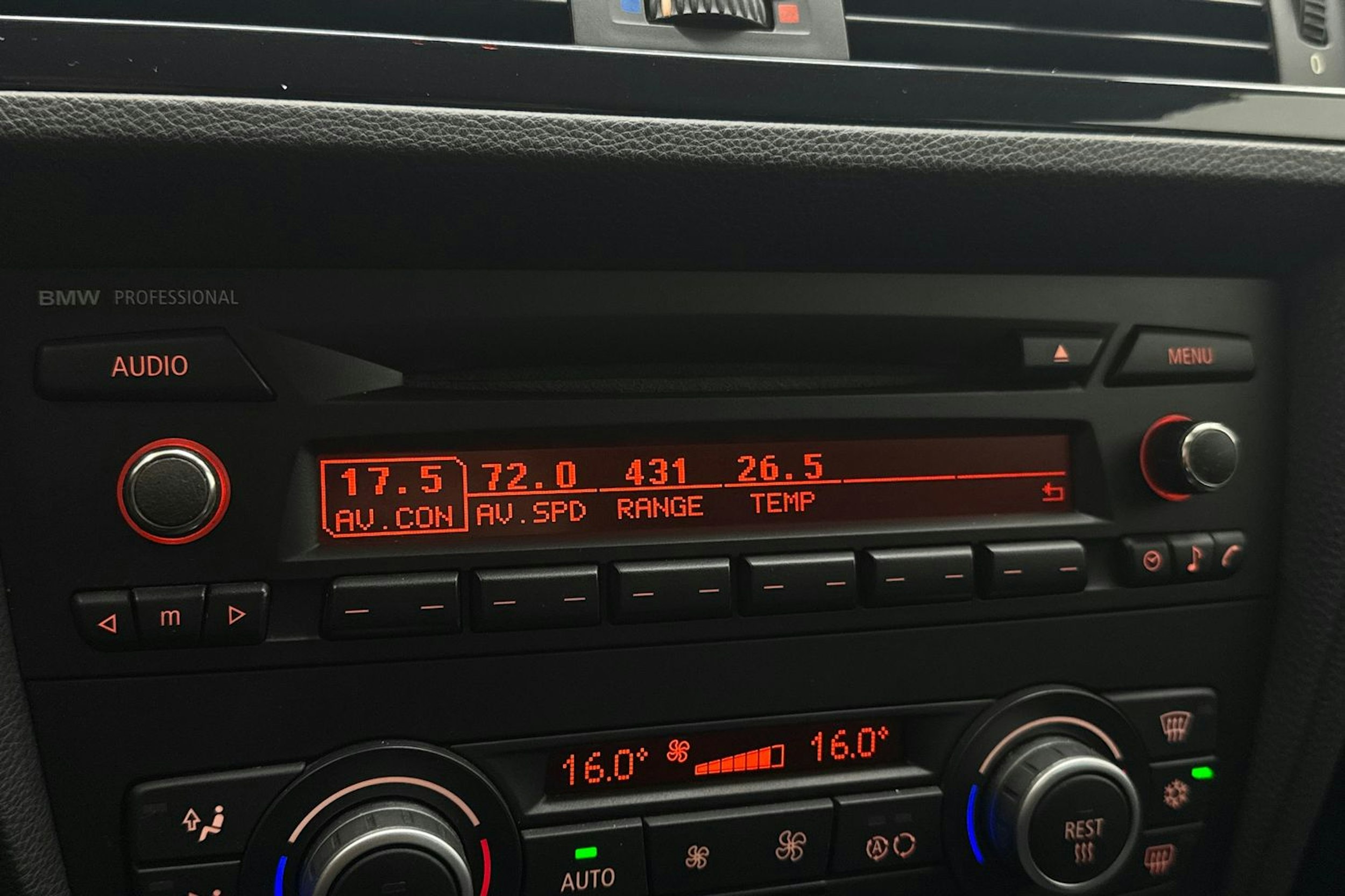 valkoinen BMW 320 2009 kuva 24.