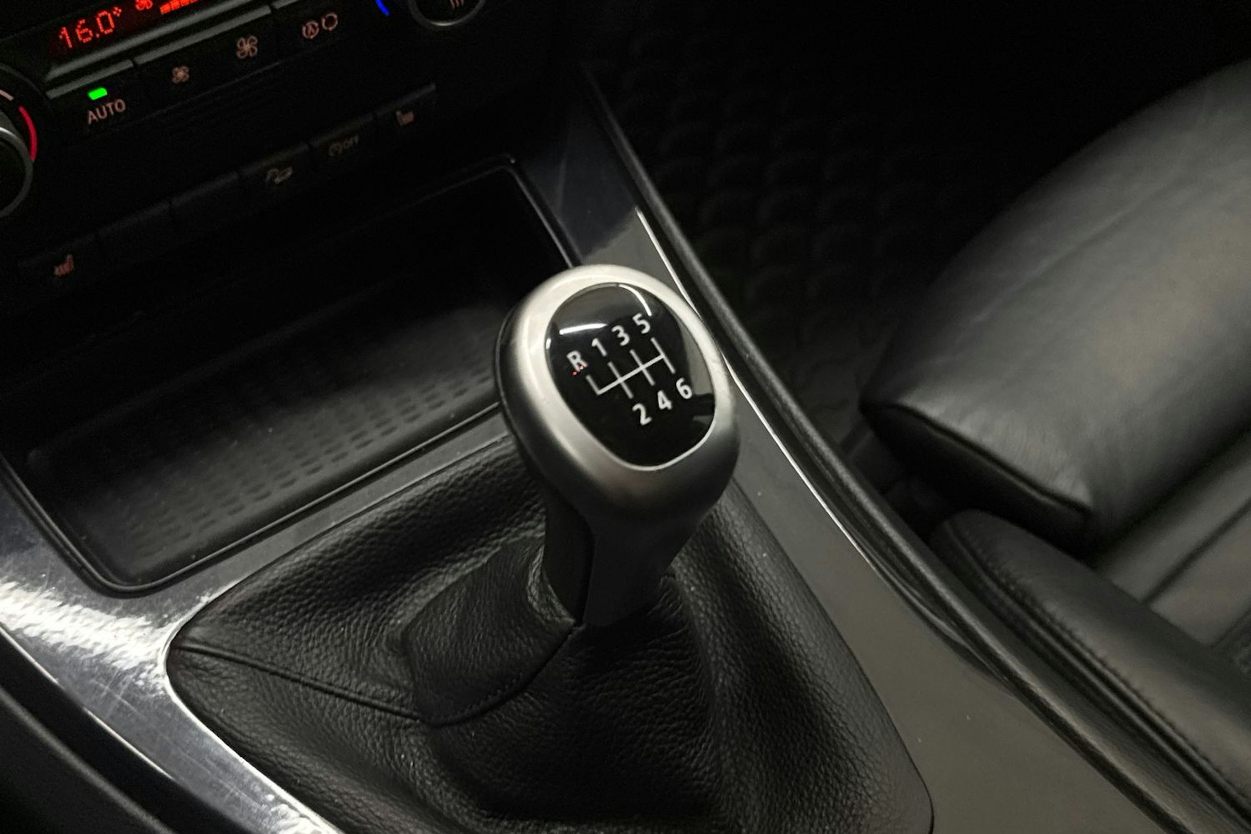 valkoinen BMW 320 2009 kuva 27.