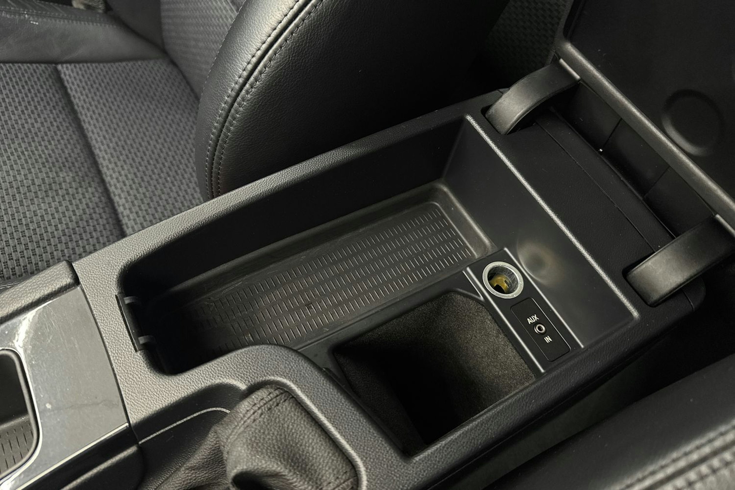 valkoinen BMW 320 2009 kuva 28.