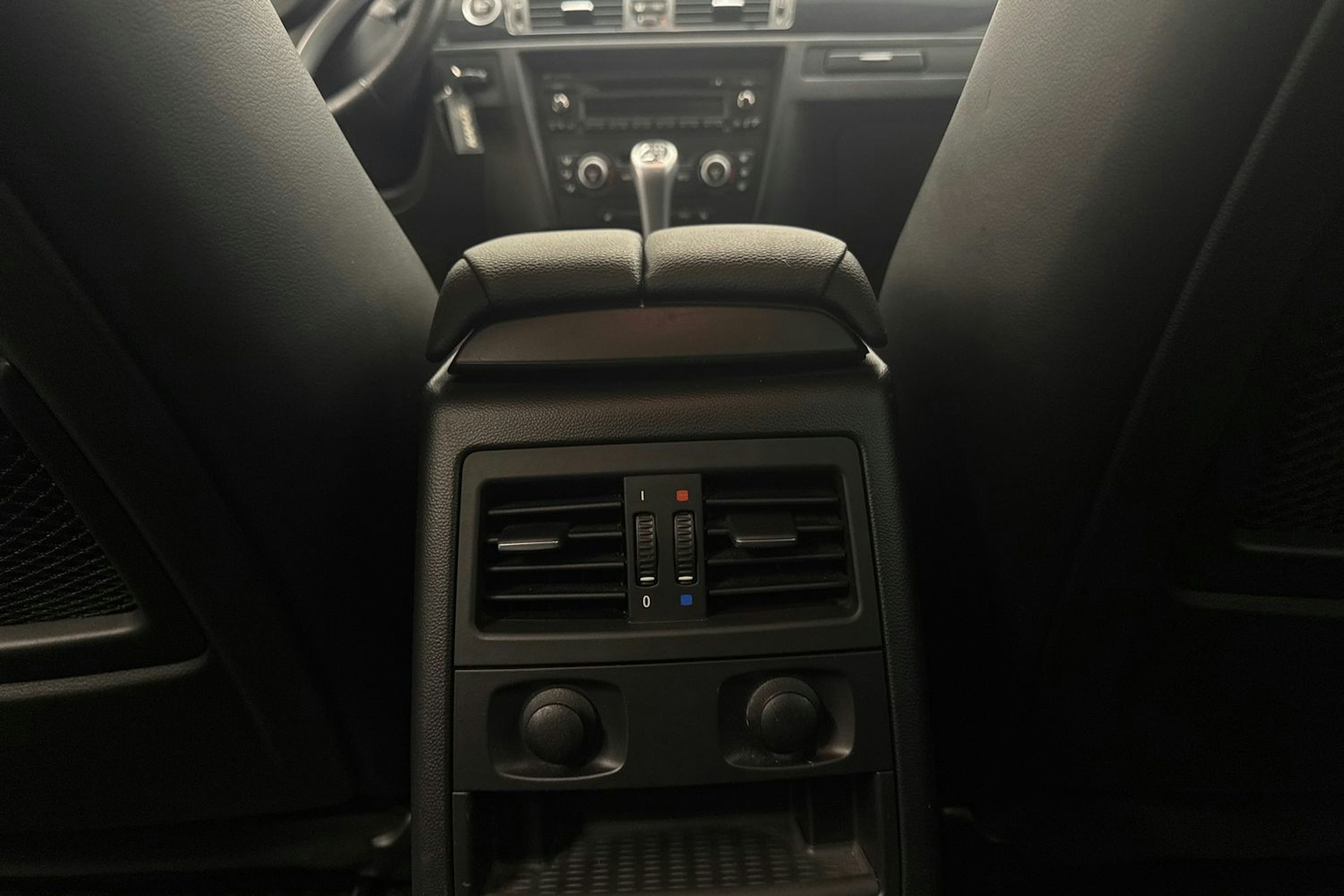 valkoinen BMW 320 2009 kuva 29.
