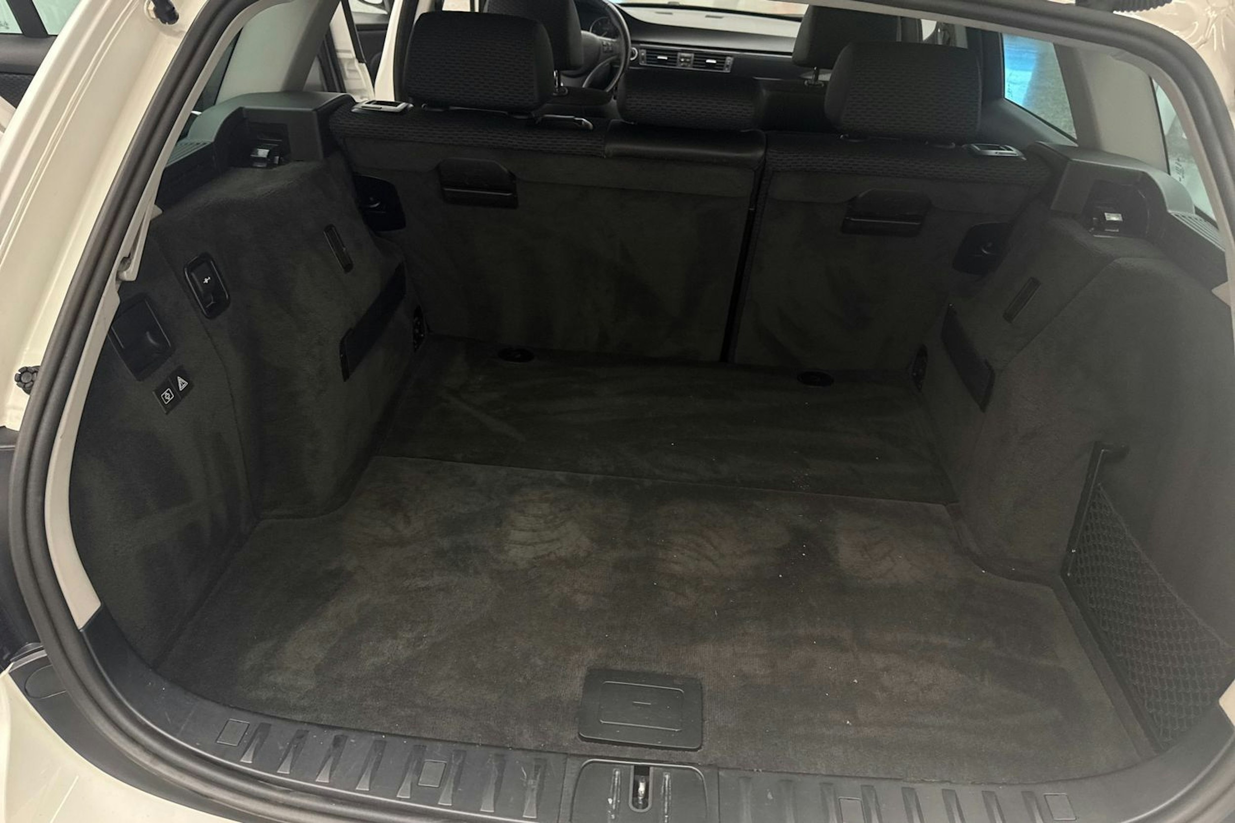 valkoinen BMW 320 2009 kuva 30.