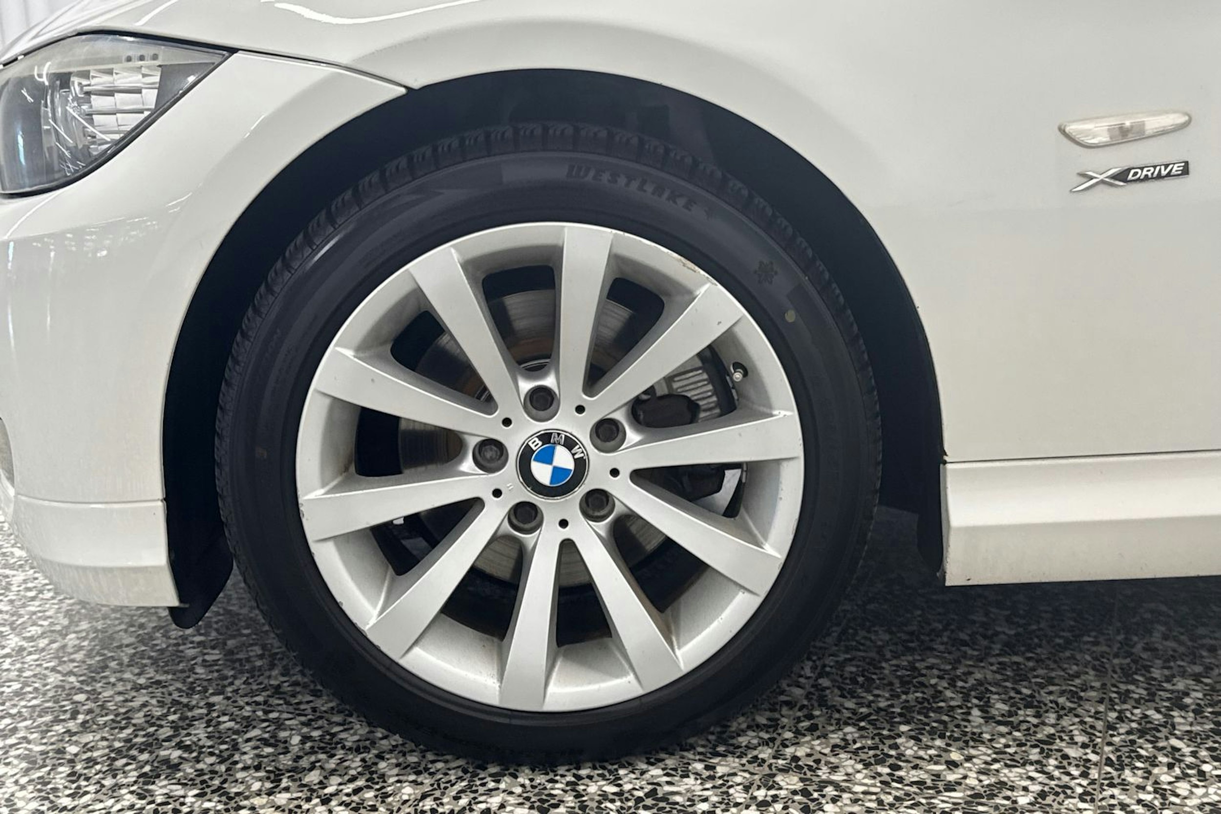 valkoinen BMW 320 2009 kuva 31.