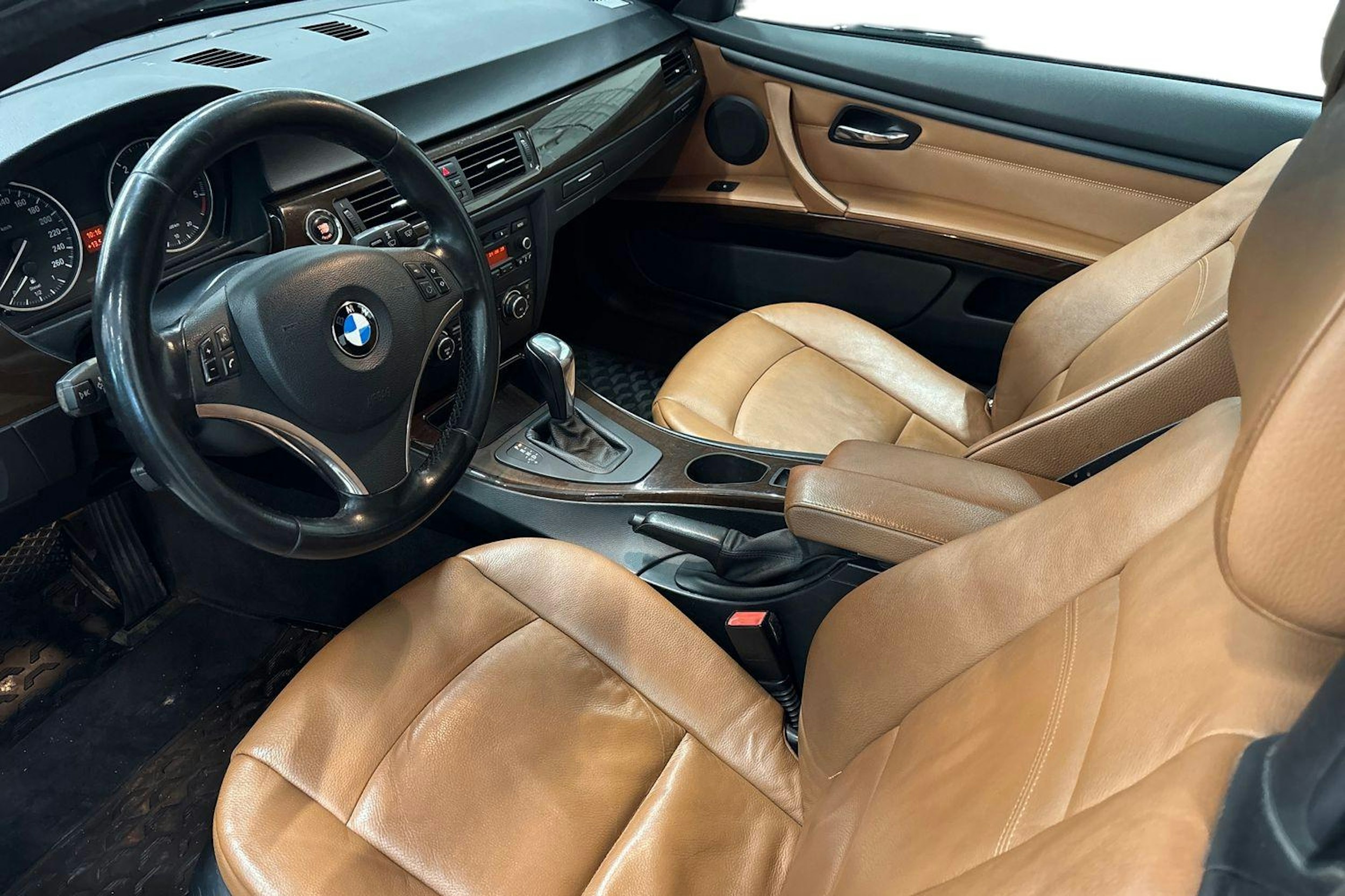 sininen BMW 320 2010 kuva 3.