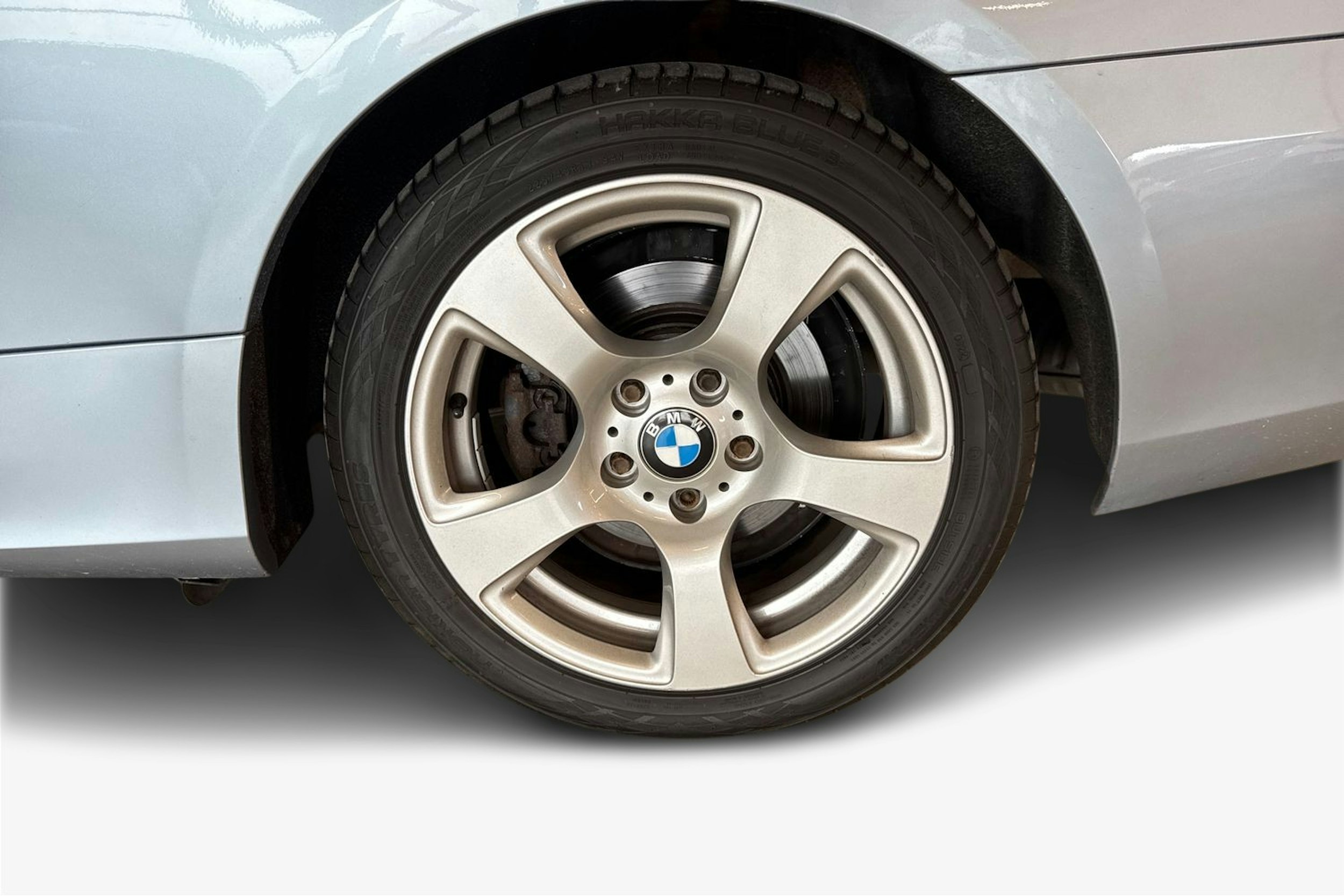 sininen BMW 320 2010 kuva 11.