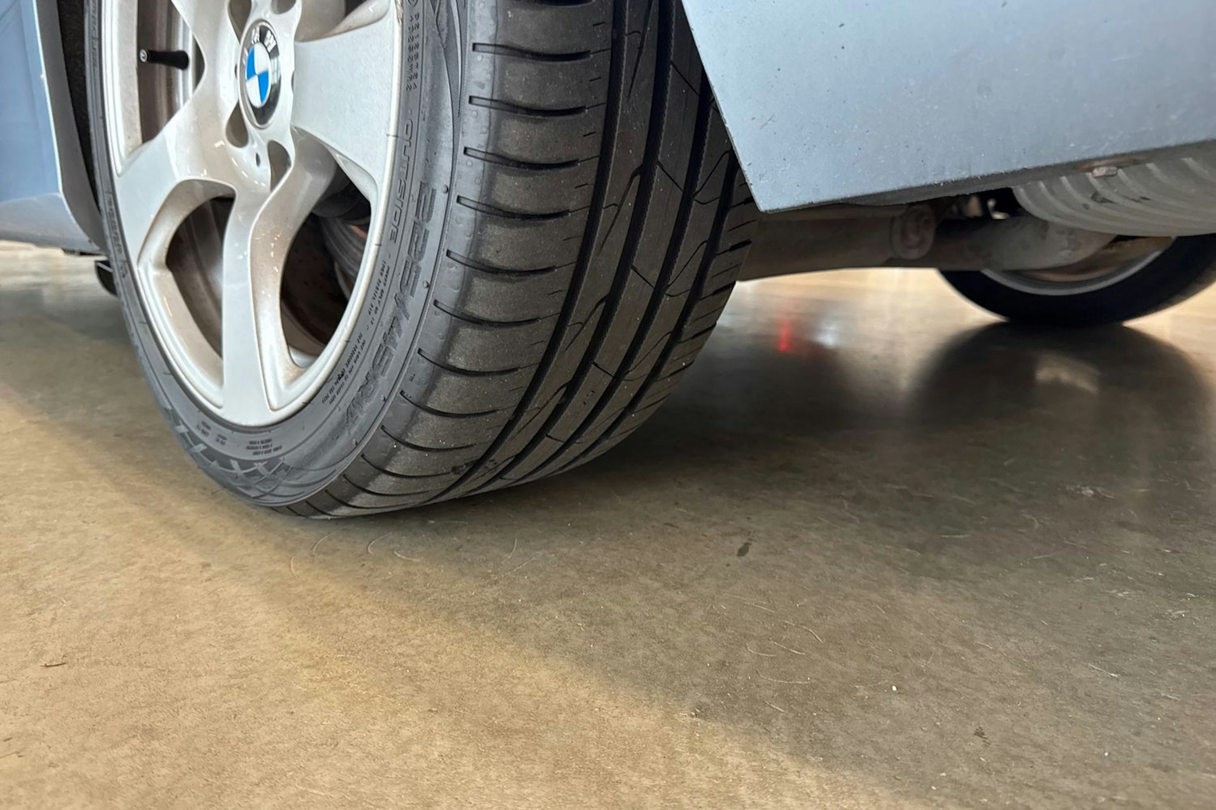 sininen BMW 320 2010 kuva 13.