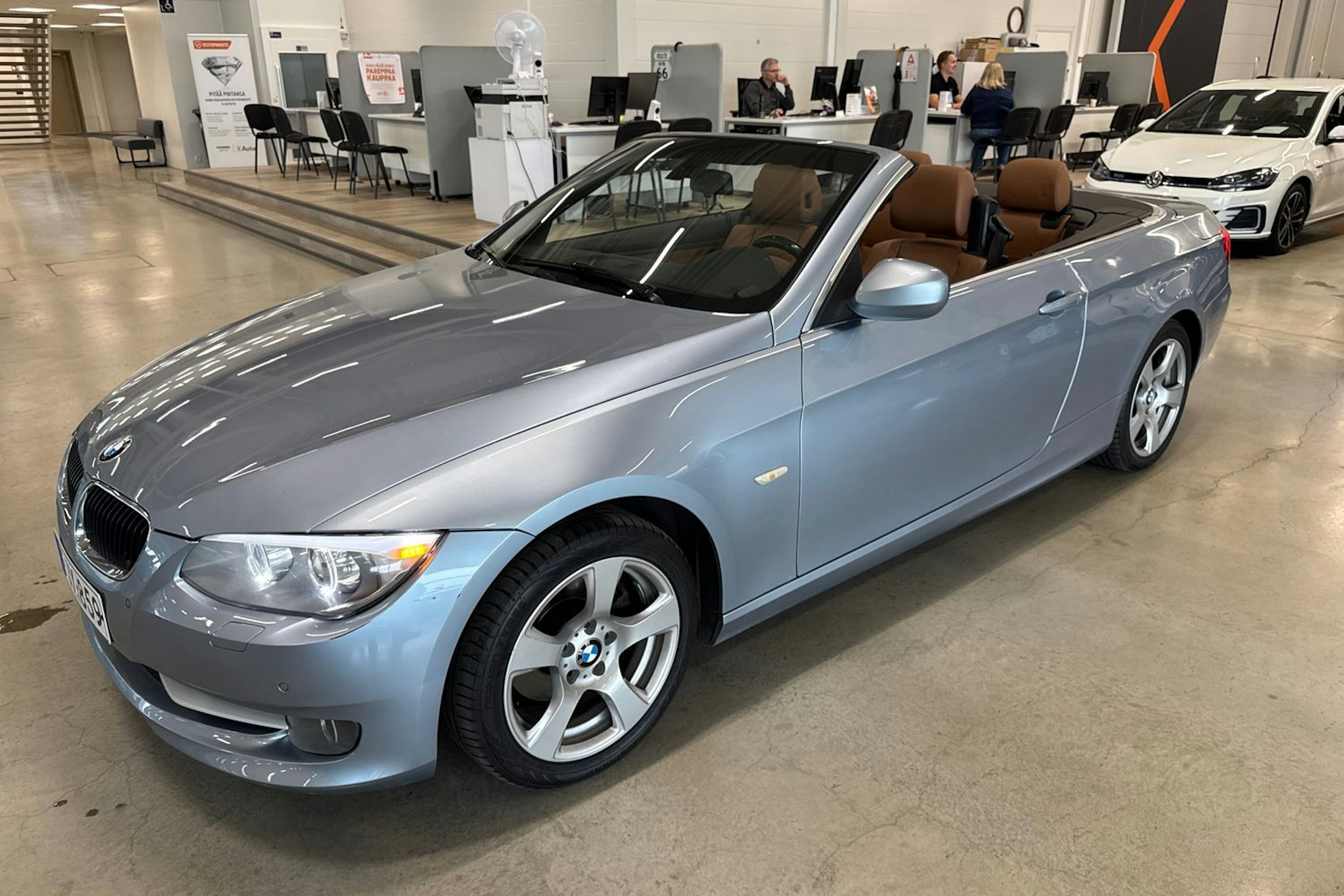 sininen BMW 320 2010 kuva 14.