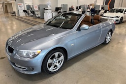 sininen BMW 320 2010 kuva 14.