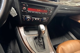 sininen BMW 320 2010 kuva 18.