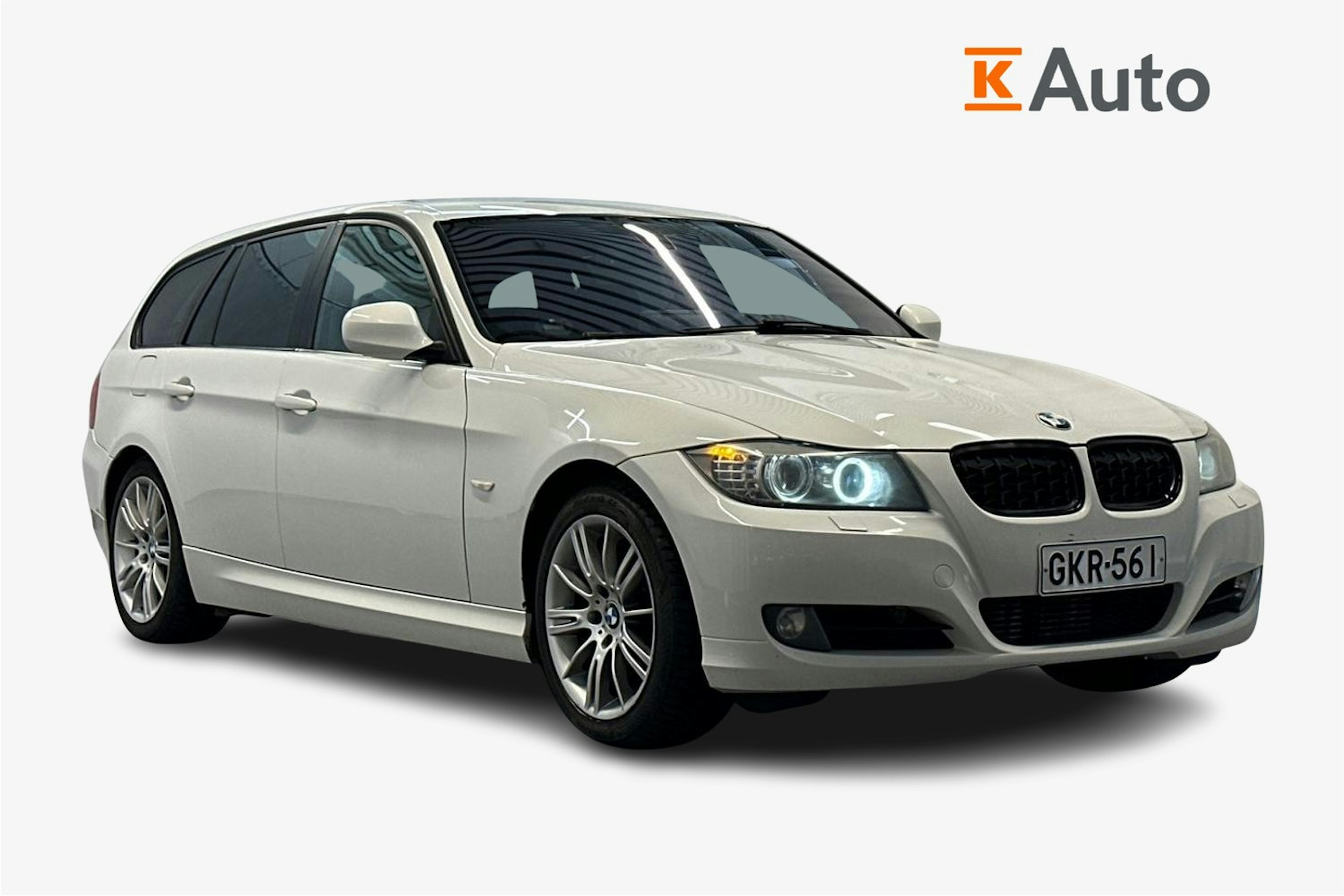 valkoinen BMW 320 2010 kuva 1.