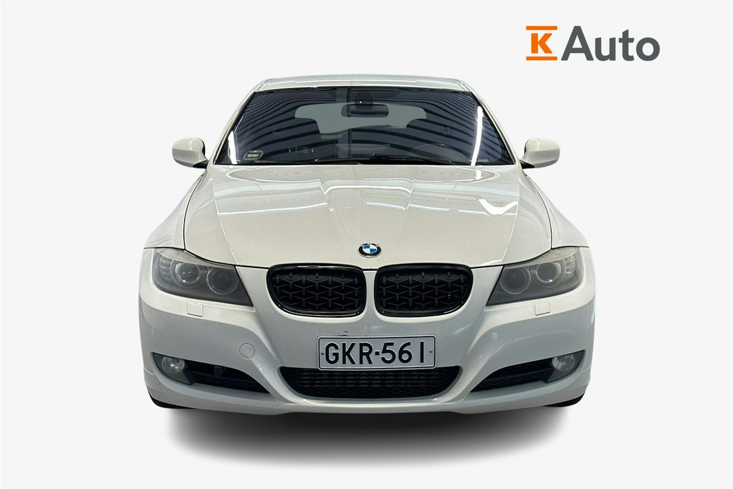 valkoinen BMW 320 2010 kuva 2.