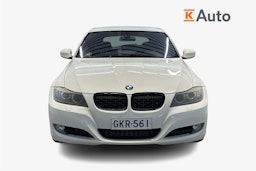 valkoinen BMW 320 2010 kuva 2.