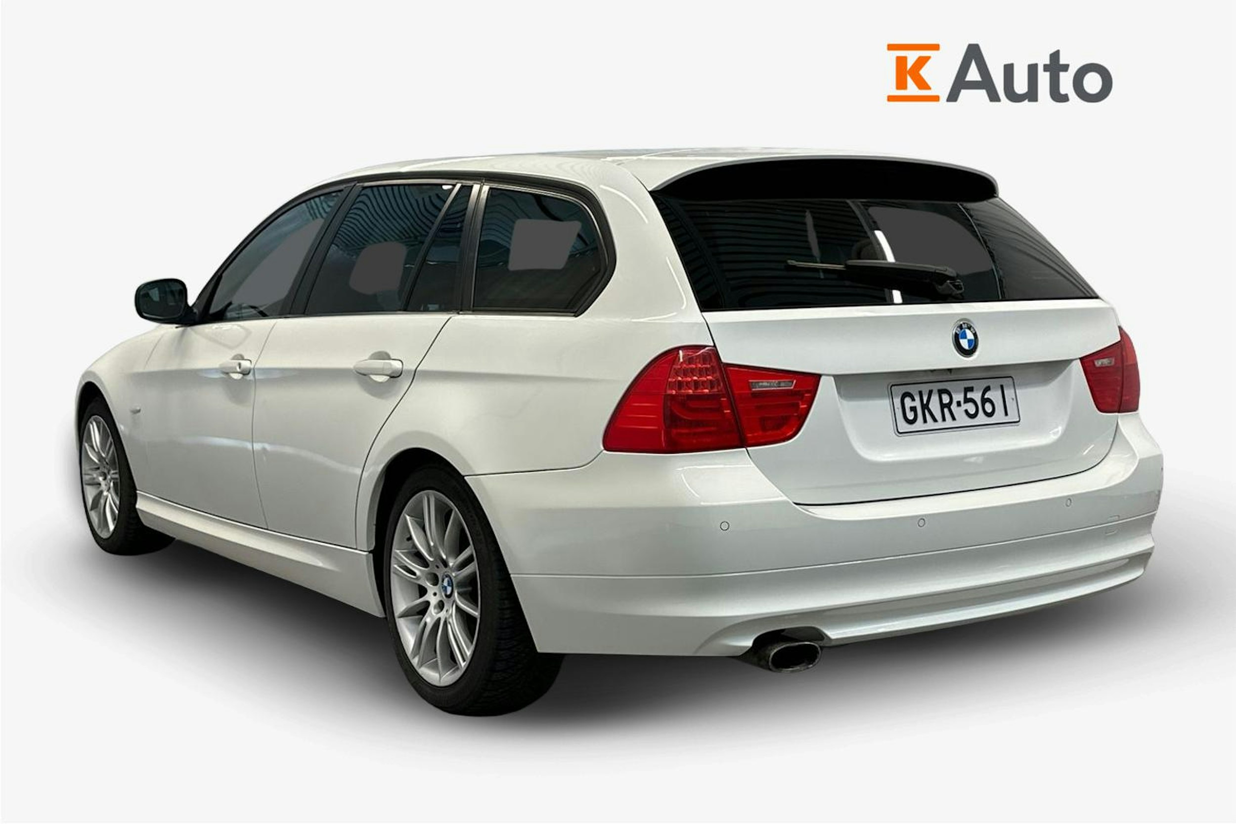 valkoinen BMW 320 2010 kuva 4.