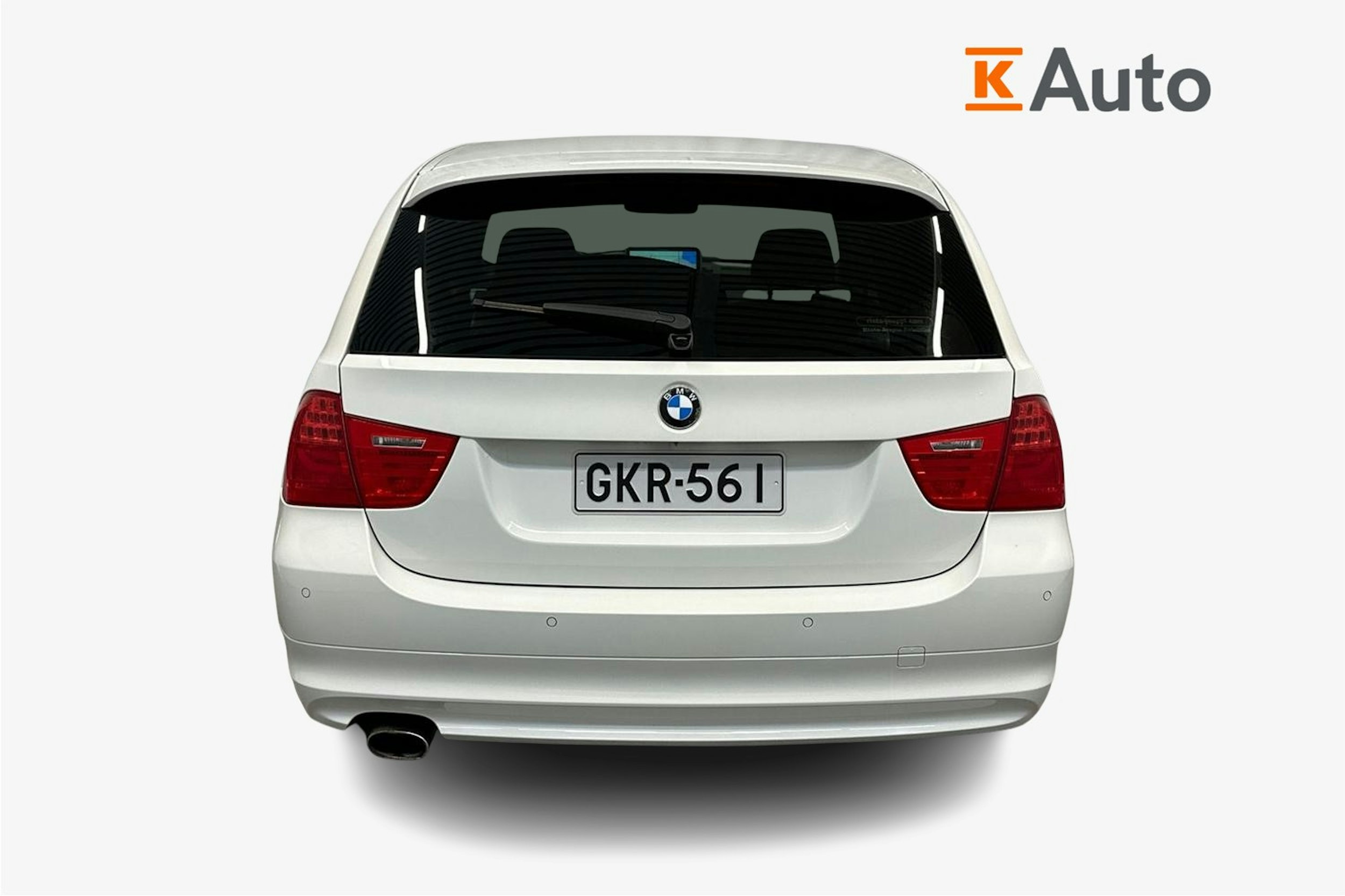 valkoinen BMW 320 2010 kuva 5.