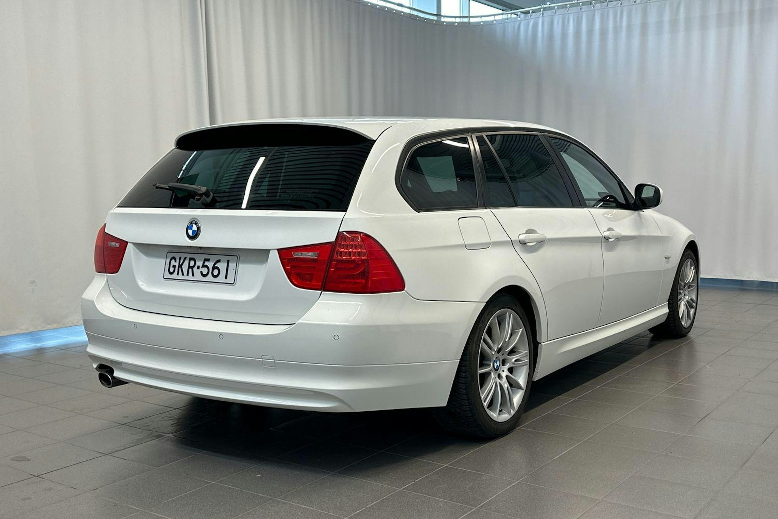 valkoinen BMW 320 2010 kuva 6.
