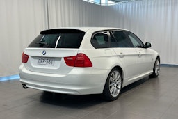 valkoinen BMW 320 2010 kuva 6.