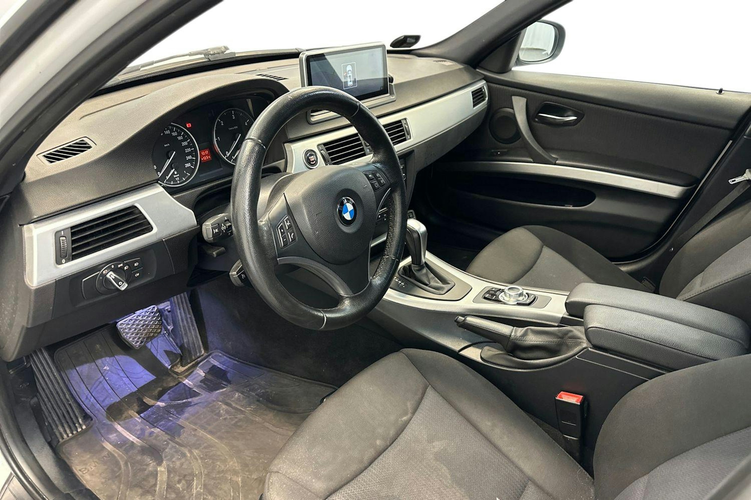 valkoinen BMW 320 2010 kuva 7.