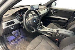 valkoinen BMW 320 2010 kuva 7.