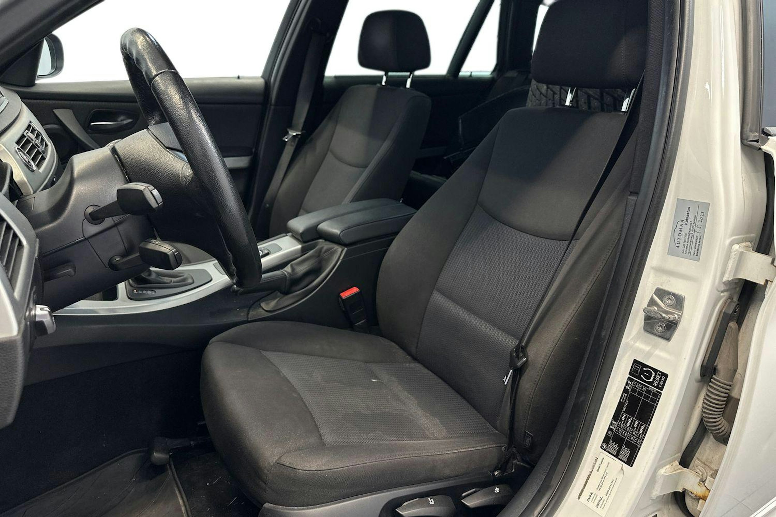 valkoinen BMW 320 2010 kuva 8.