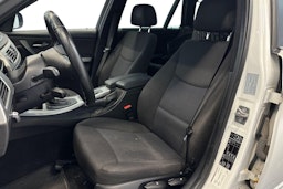 valkoinen BMW 320 2010 kuva 8.