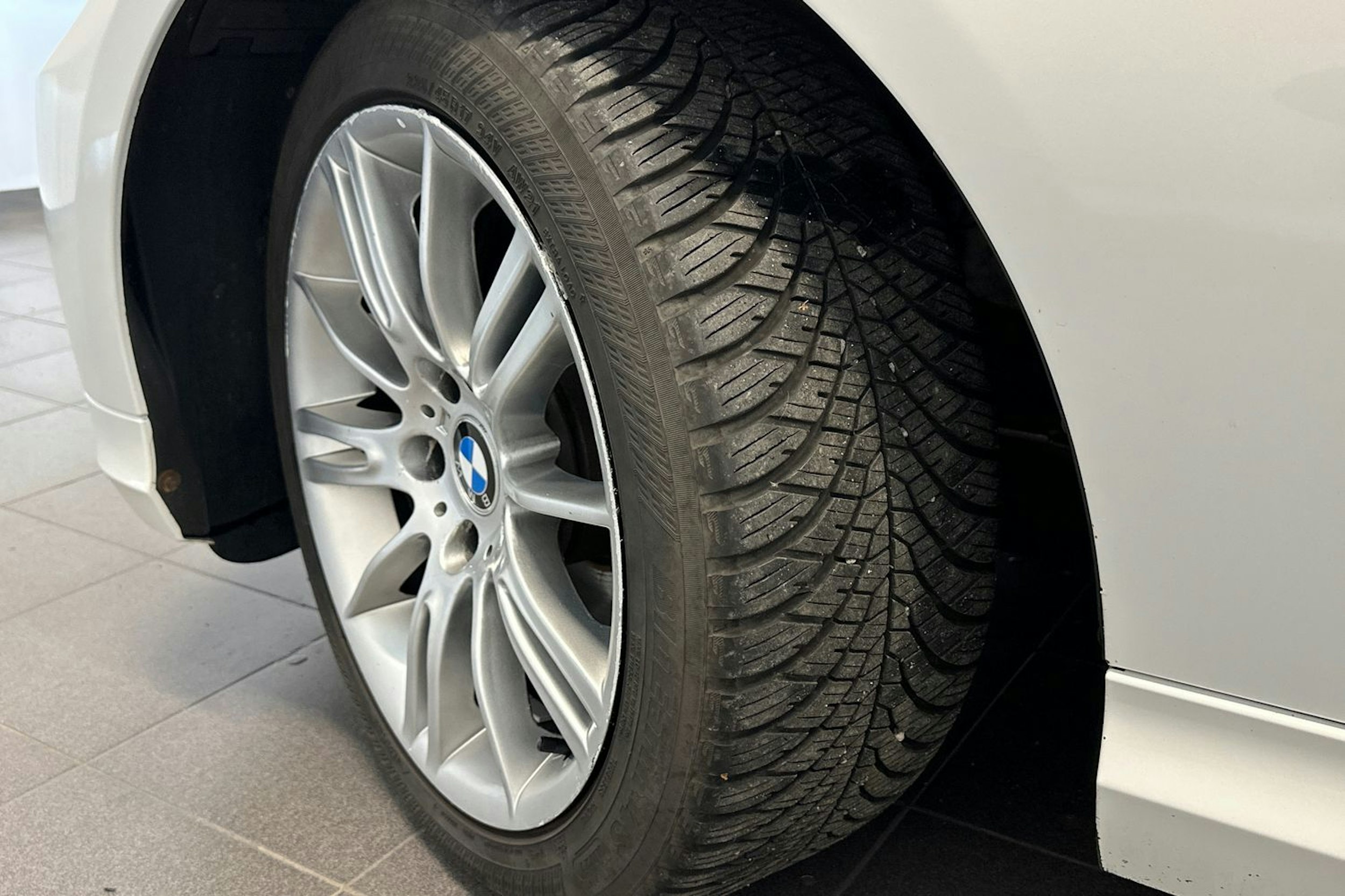 valkoinen BMW 320 2010 kuva 9.