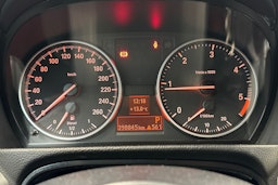 valkoinen BMW 320 2010 kuva 12.