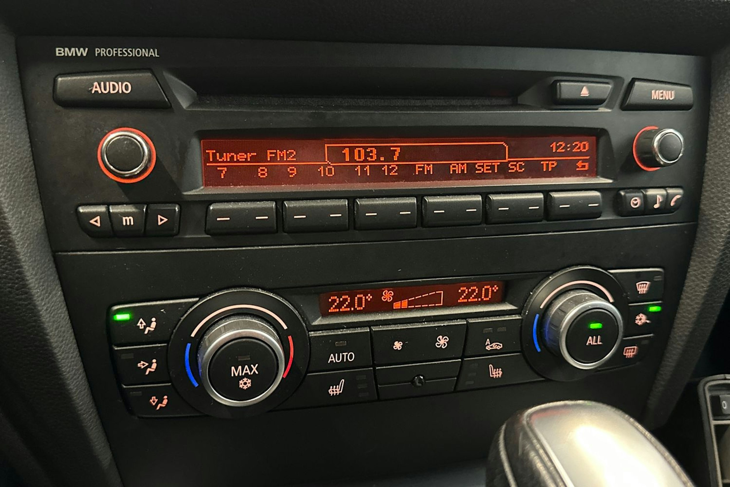 valkoinen BMW 320 2010 kuva 16.
