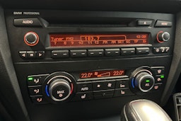 valkoinen BMW 320 2010 kuva 16.