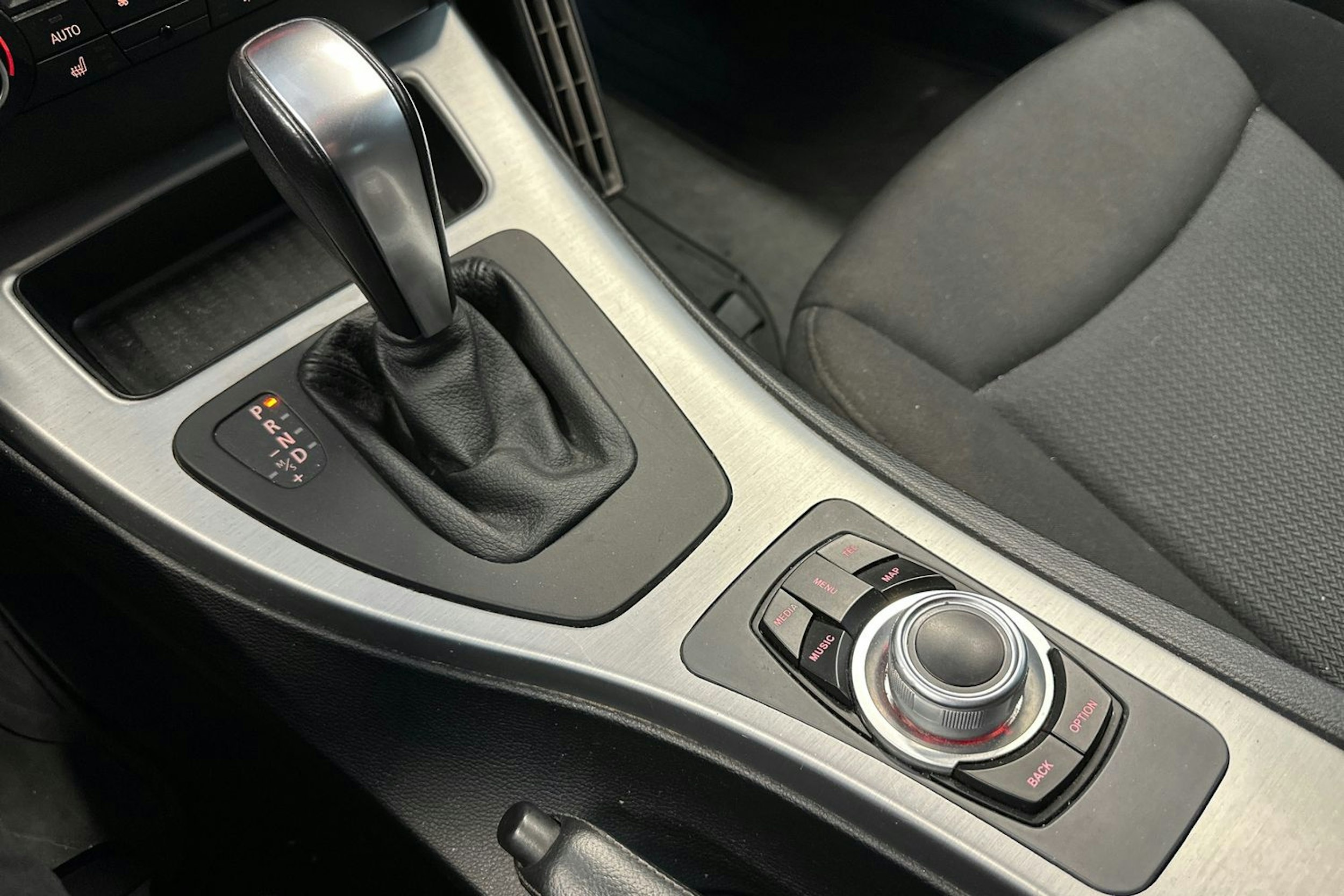 valkoinen BMW 320 2010 kuva 17.