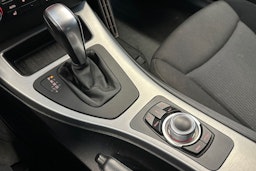 valkoinen BMW 320 2010 kuva 17.