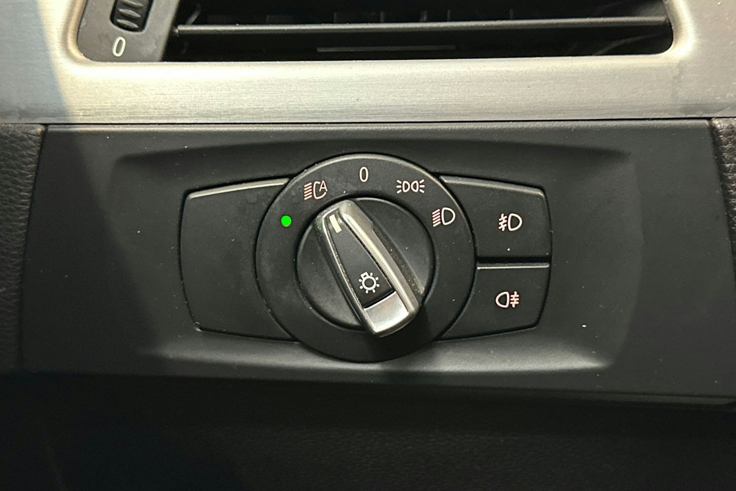 valkoinen BMW 320 2010 kuva 18.