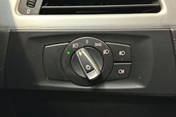 valkoinen BMW 320 2010 kuva 18.