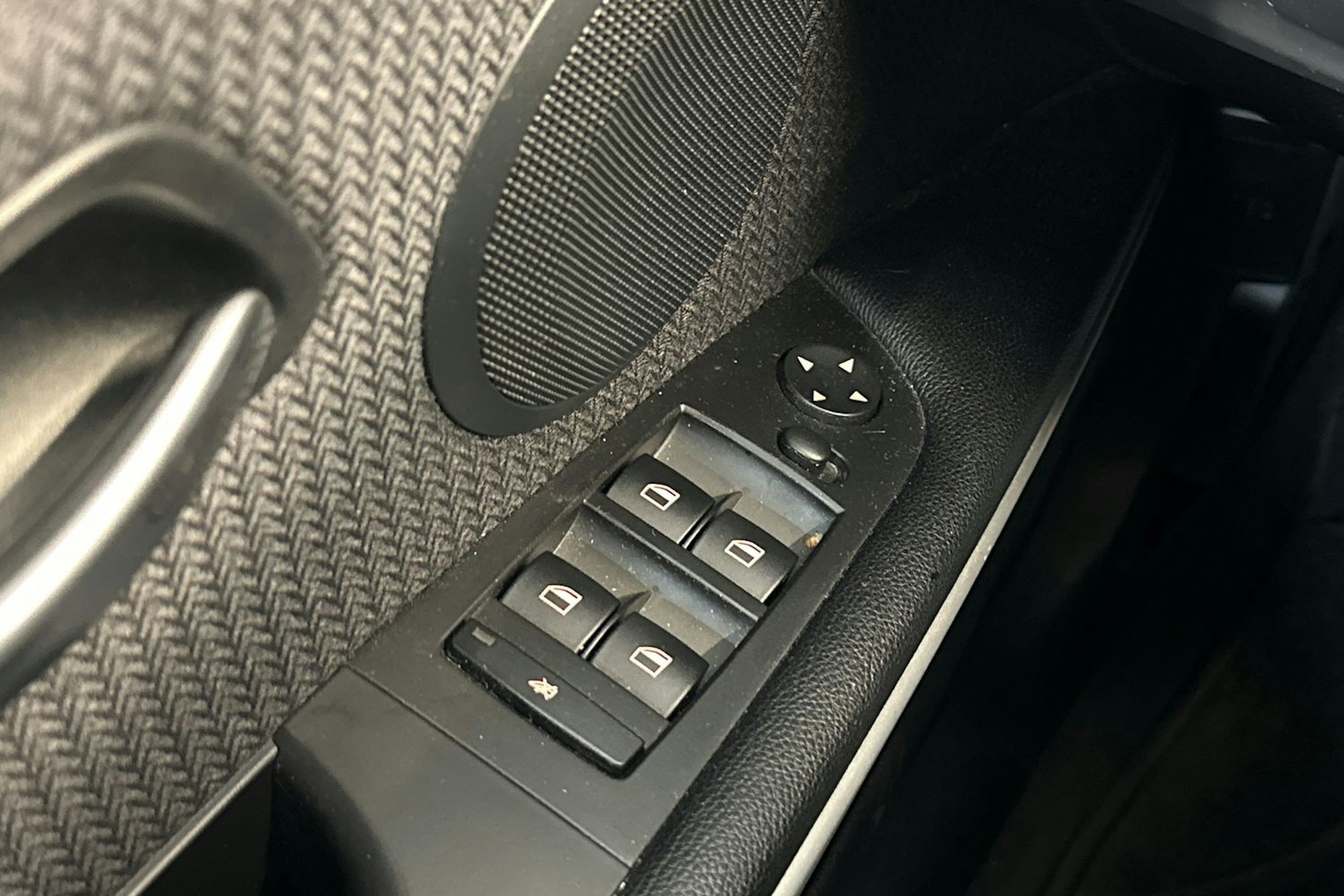 valkoinen BMW 320 2010 kuva 19.