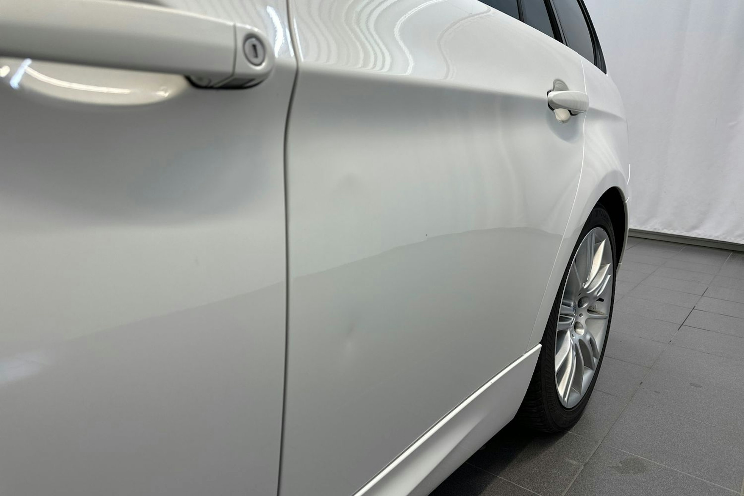 valkoinen BMW 320 2010 kuva 32.