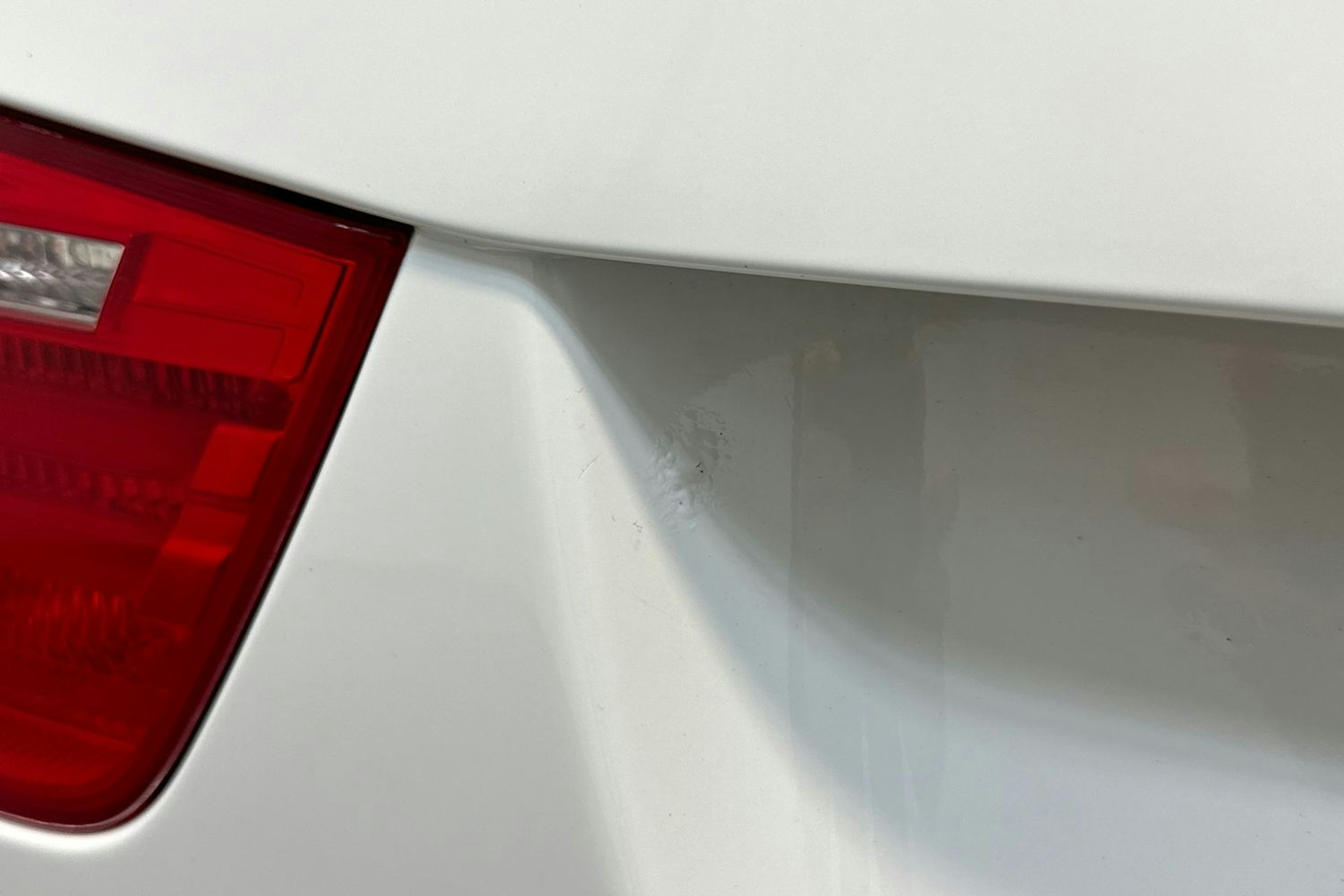 valkoinen BMW 320 2010 kuva 37.