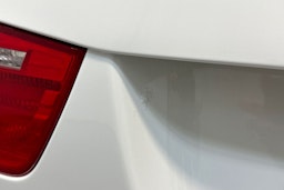 valkoinen BMW 320 2010 kuva 37.