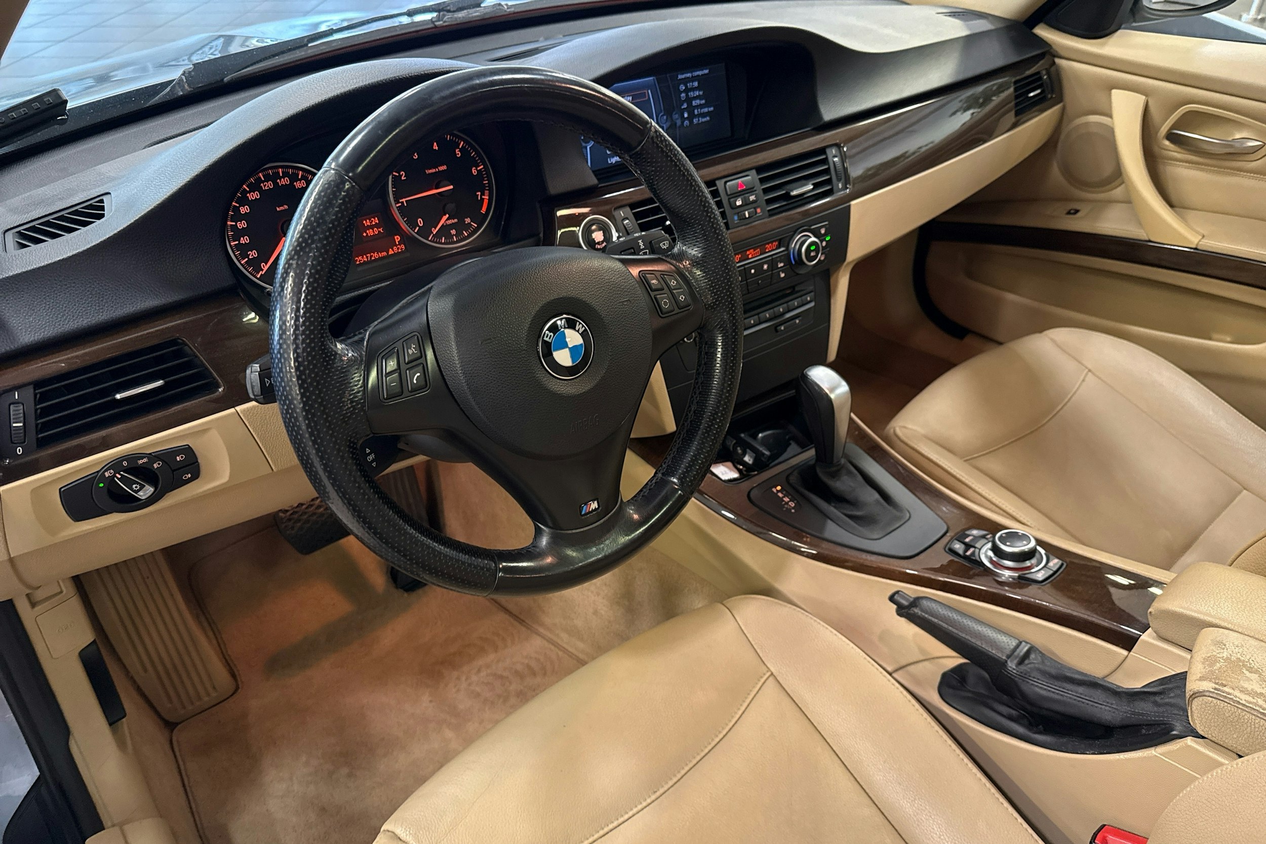 sininen BMW 320 2010 kuva 6.