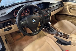 sininen BMW 320 2010 kuva 6.