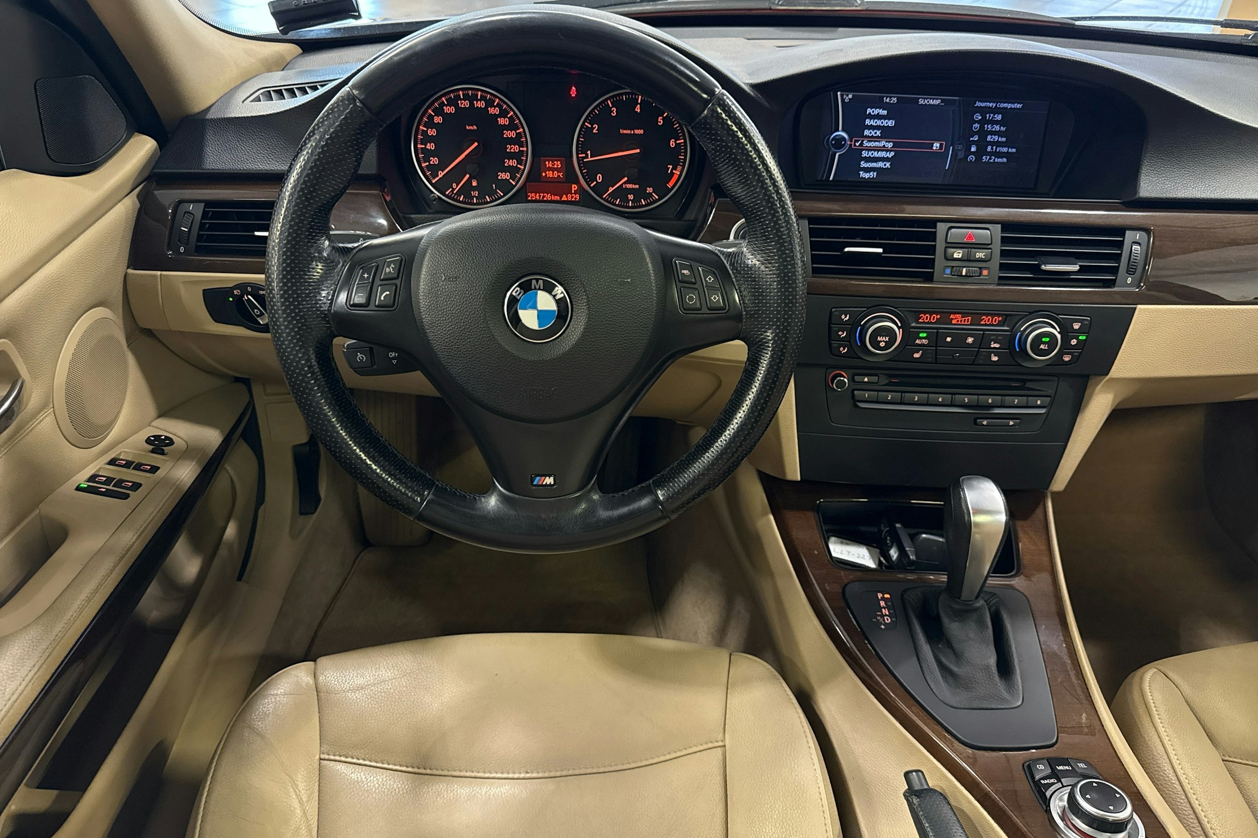 sininen BMW 320 2010 kuva 7.