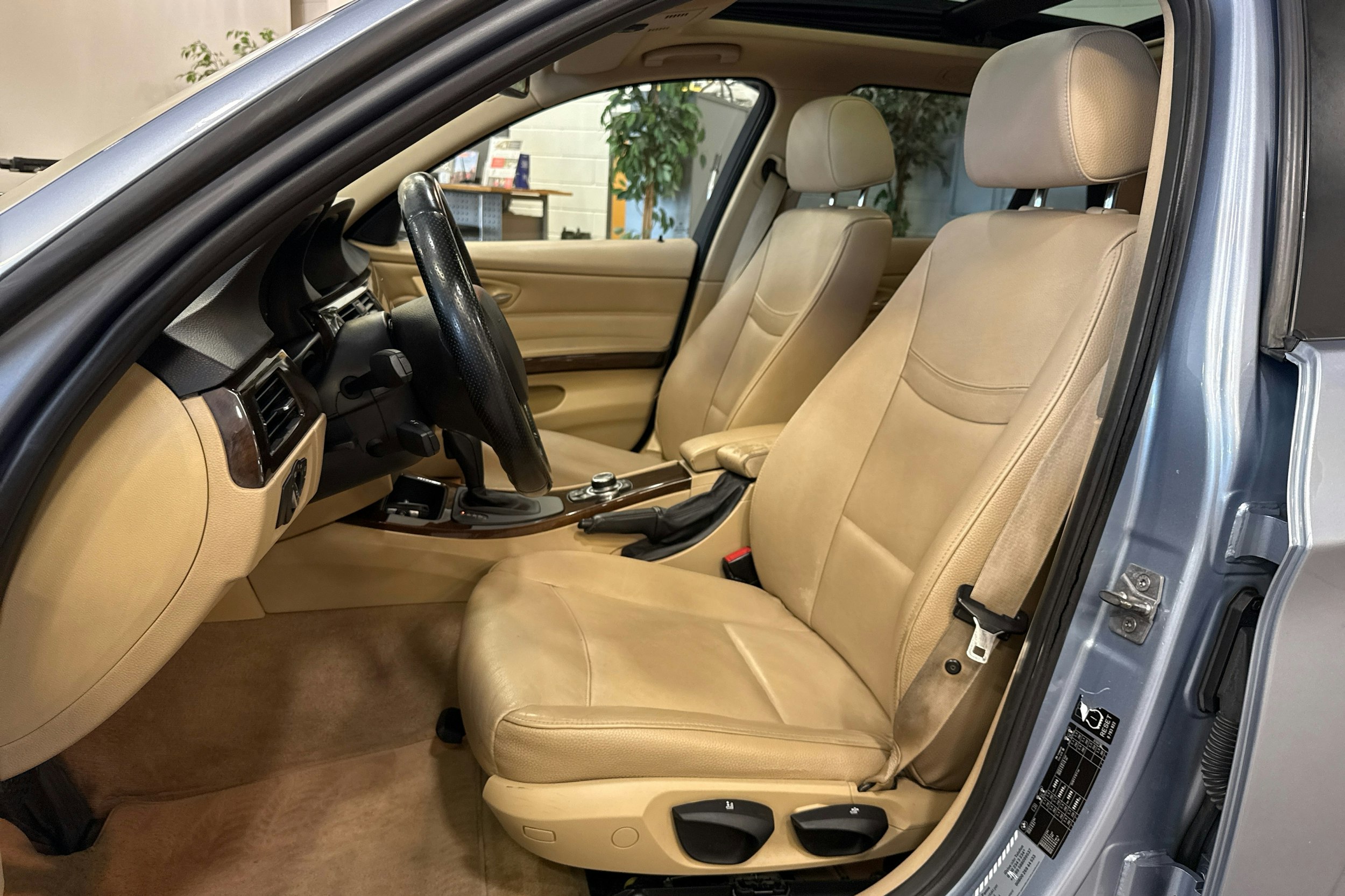sininen BMW 320 2010 kuva 8.