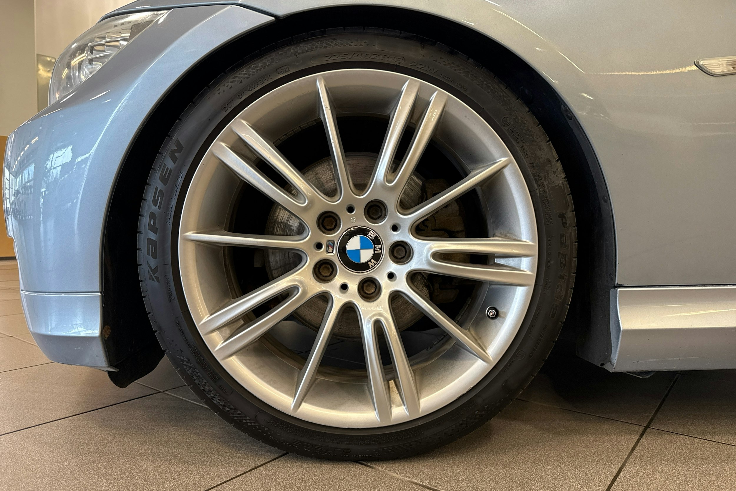 sininen BMW 320 2010 kuva 9.