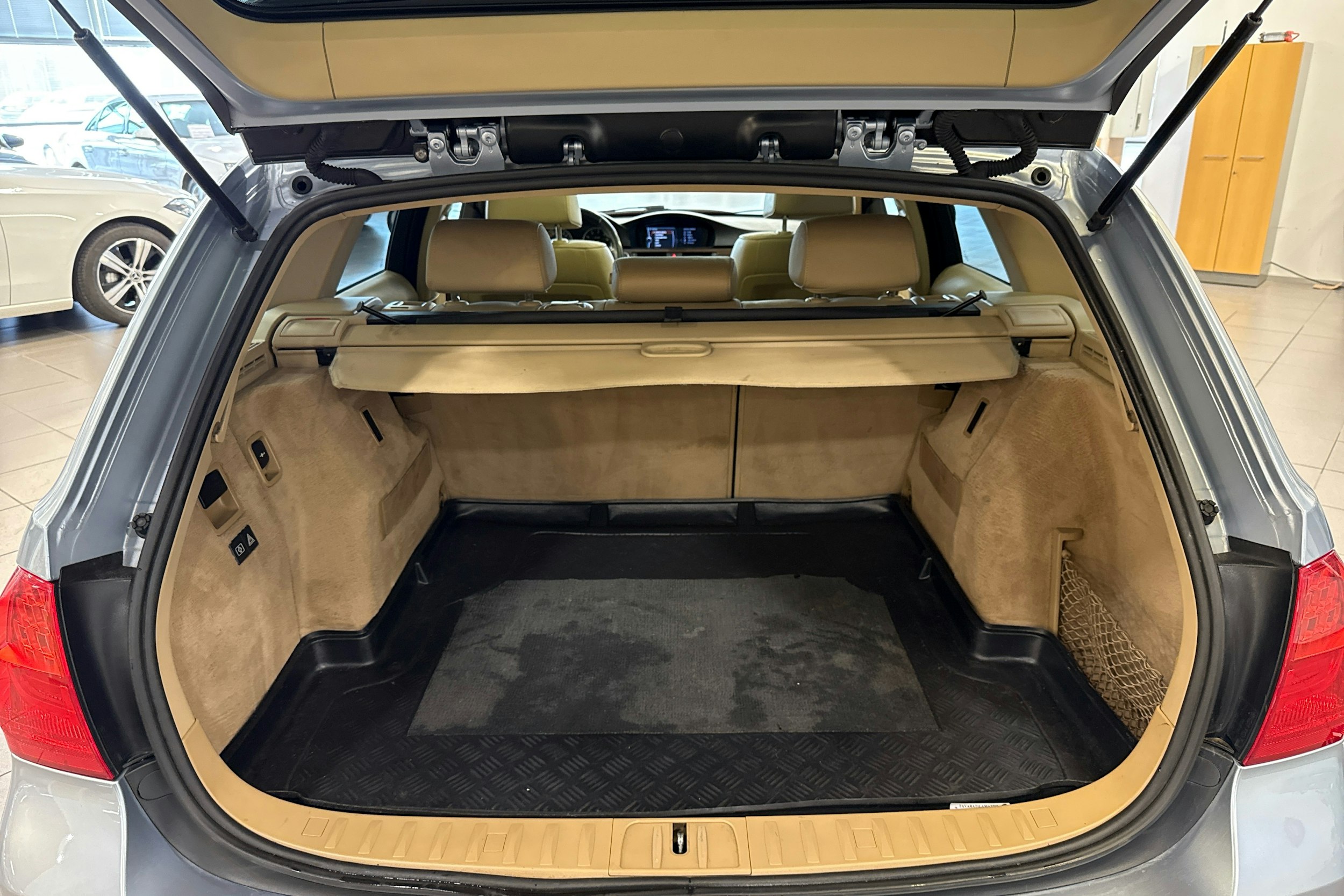 sininen BMW 320 2010 kuva 11.