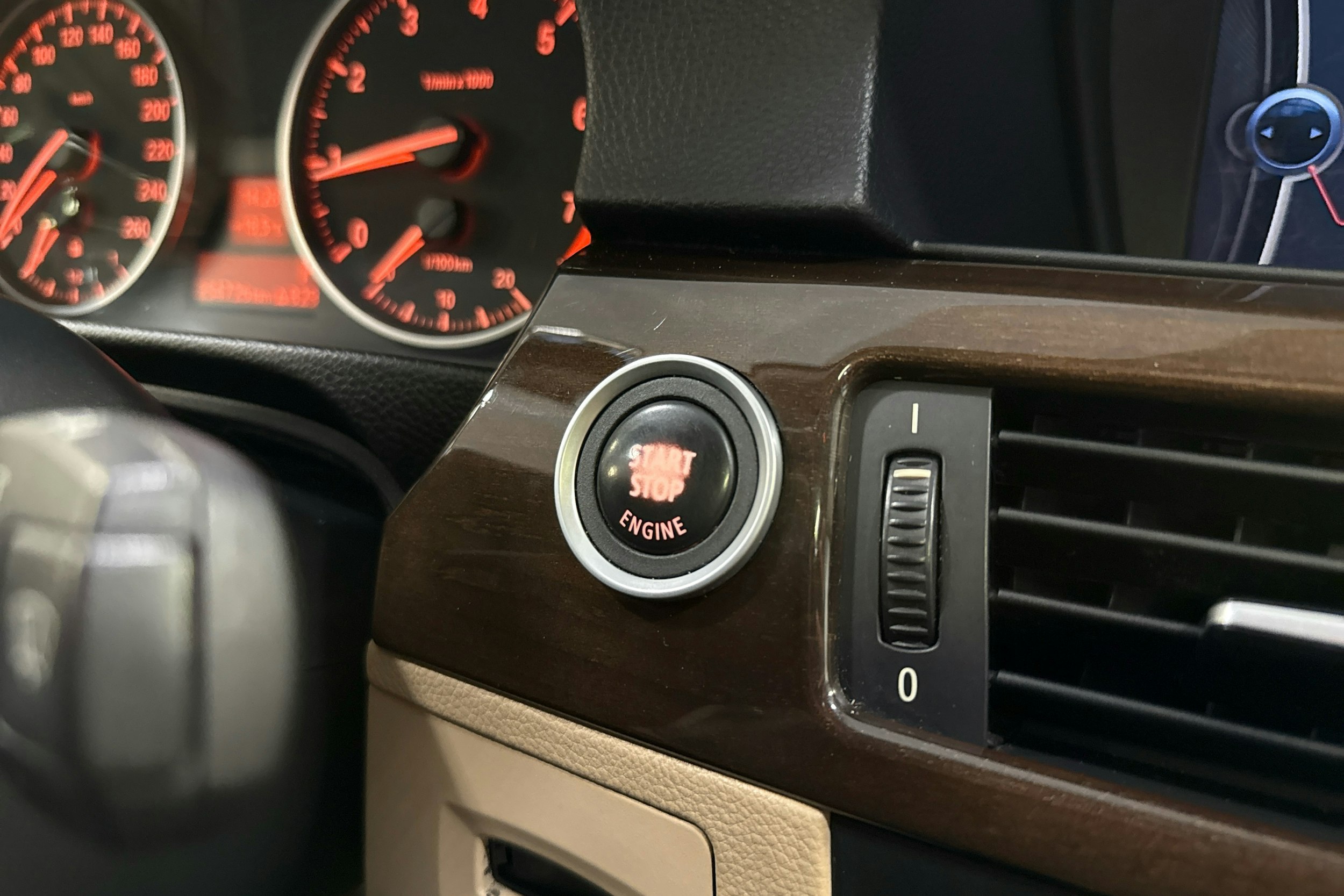 sininen BMW 320 2010 kuva 23.