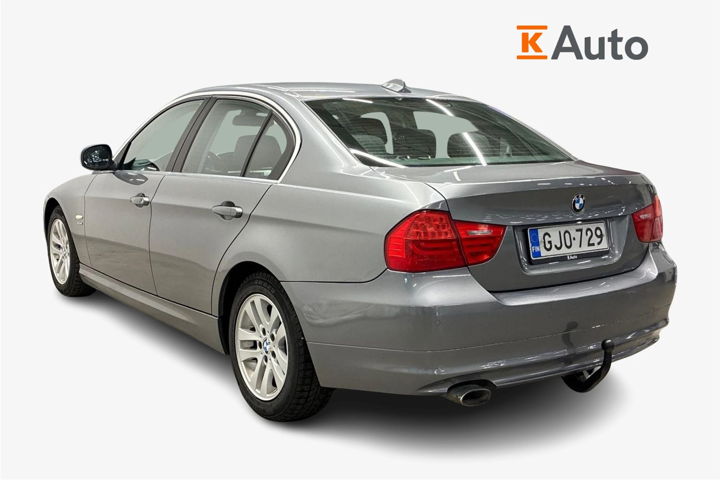 Harmaa BMW 320 2011 kuva 3.