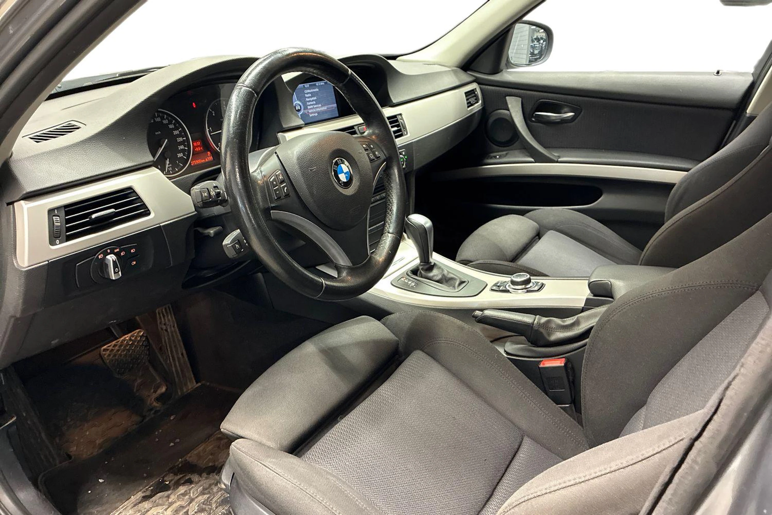 Harmaa BMW 320 2011 kuva 8.