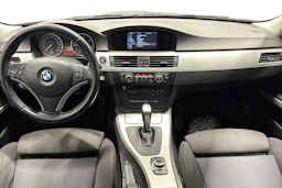 Harmaa BMW 320 2011 kuva 9.