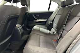 Harmaa BMW 320 2011 kuva 11.