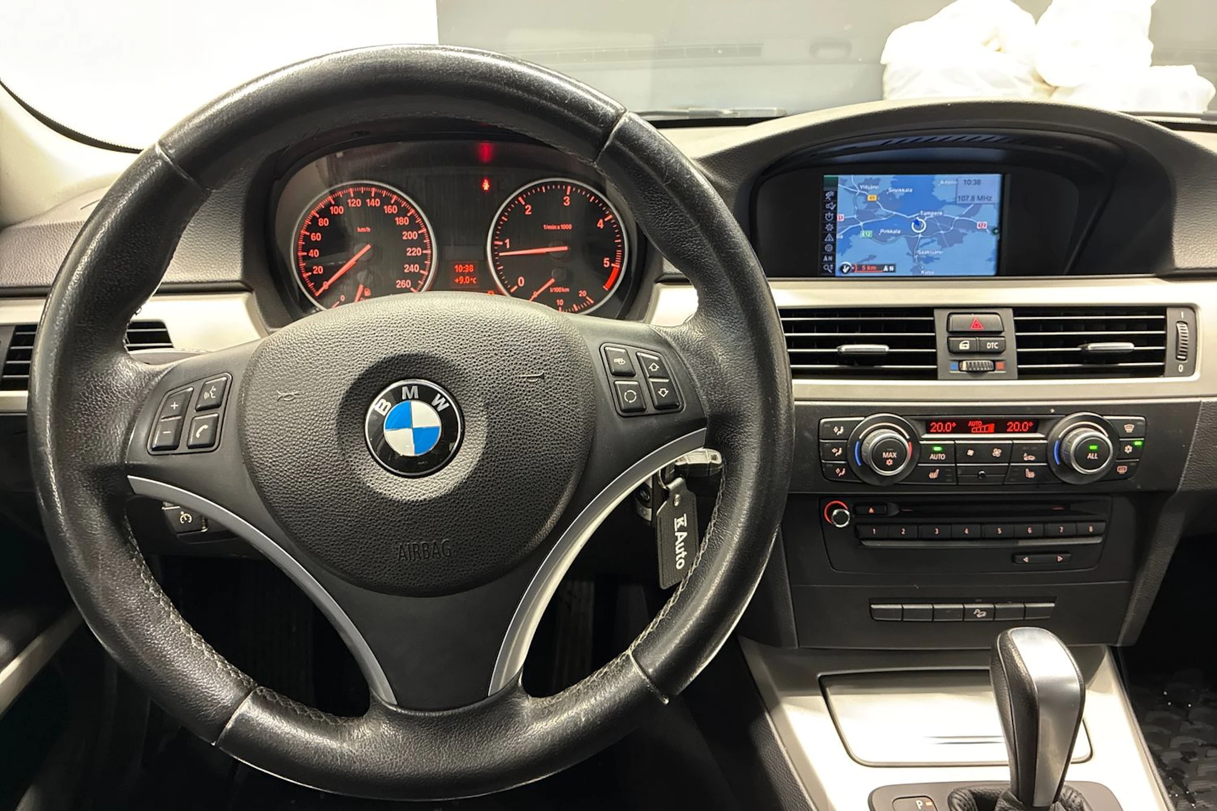Harmaa BMW 320 2011 kuva 15.